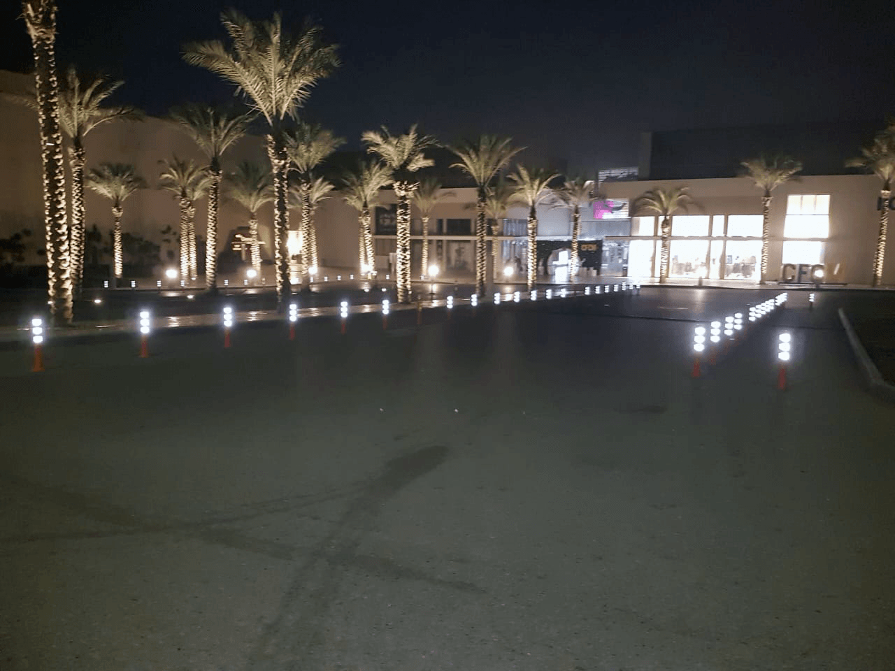 Gece: reflektif işaretleyiciler far ışığında parlıyor